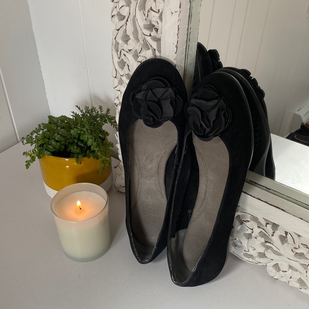 “Little Black Shoes” AEROSOLES with Flower Accent